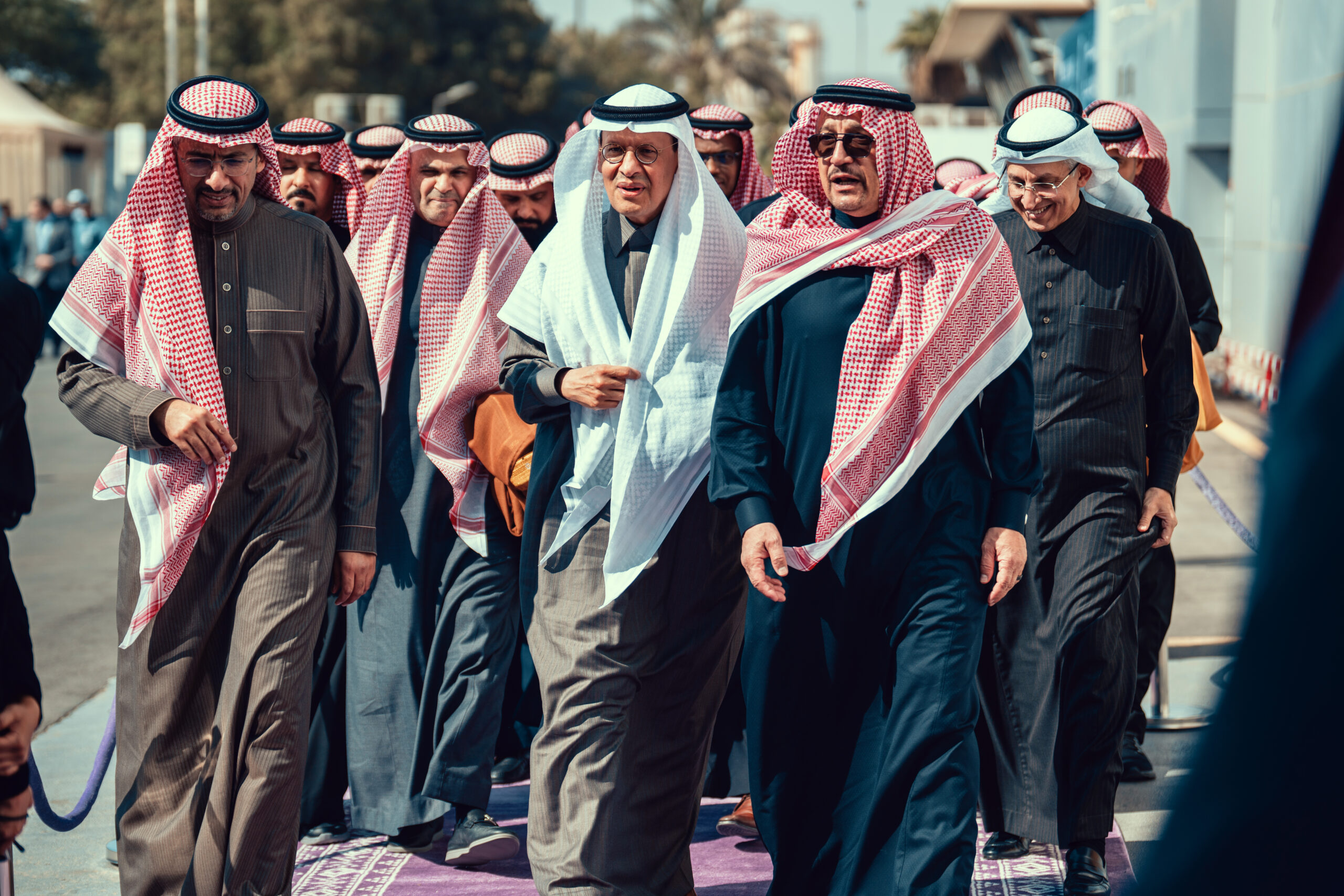 فريق أفضل شركة تصوير معارض في السعودية يوثق الأجنحة والزوار